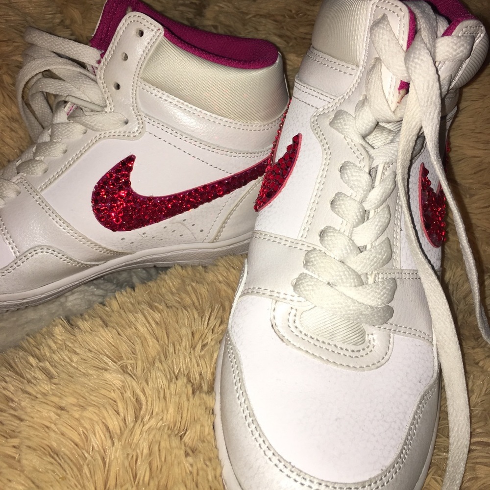 Hand bedazzled Nike shoes - Picture 5 of 8